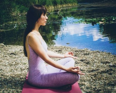 Beitragsbild für Yogawege Blog-Beitrag "1000 Stimmen in meinem Kopf" Meditation