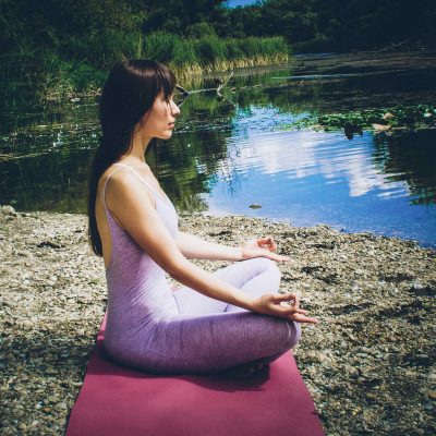 Beitragsbild für Yogawege Blog-Beitrag "1000 Stimmen in meinem Kopf" Meditation