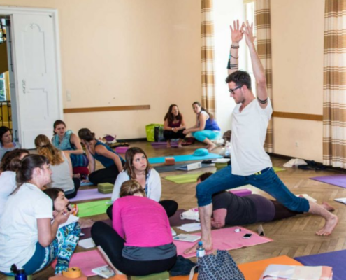 Demonstration im Yoga-Unterricht