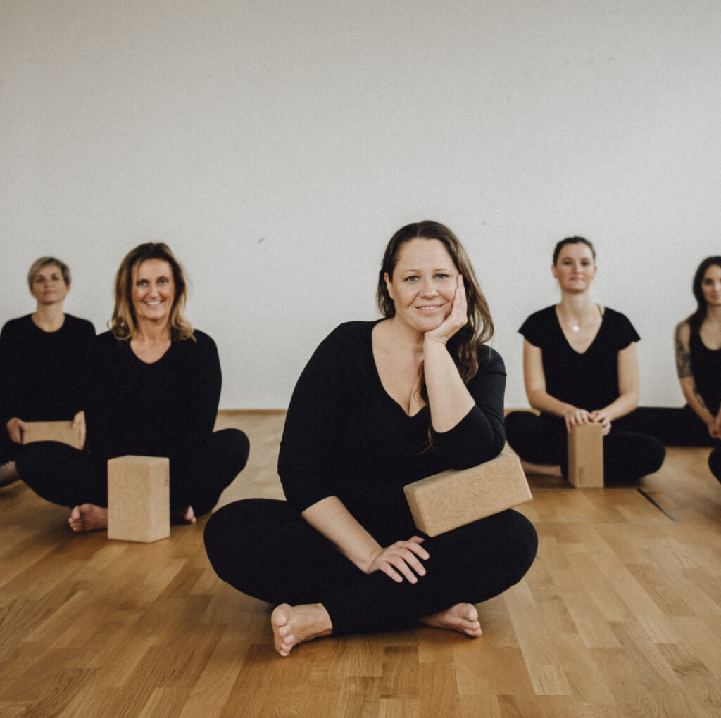 Christine mit Yoga Gruppe