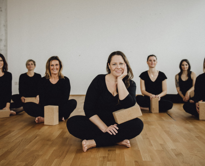 Christine mit Yoga Gruppe