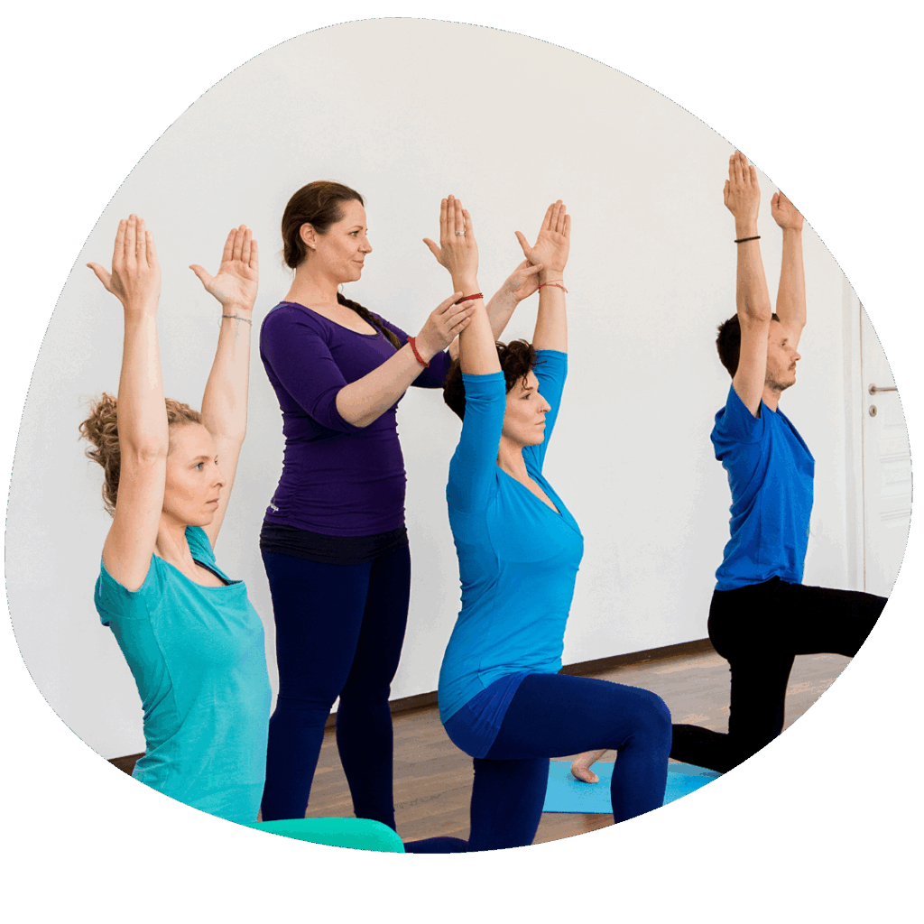 Christine in einer Yogastunde mit 3 Yoginis