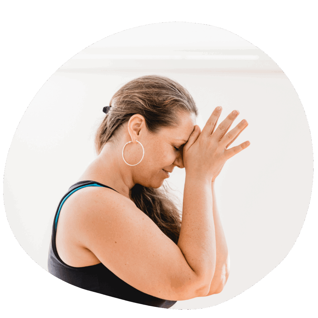 Christine Stiessel ist seitlich zu sehen, mit ihren Händen zusammen vor ihrem Gesicht.