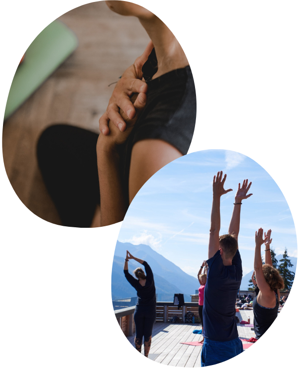Bild 1: Eine Yoga-Schülerin sitzt auf dem Boden mit ihren Händen auf dem Herzen. Bild 2: Eine Yogalehrerin steht vor ihren Yoga-Schüler:innen und alle machen die gleiche Asana.
